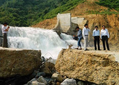 Sau 2 năm thi công, đập chắn thủy điện Đakrông 3 vỡ tung