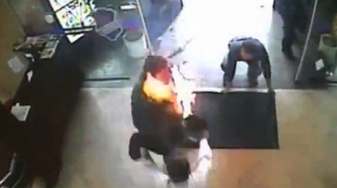 Tự thiêu rồi xông vào trường học