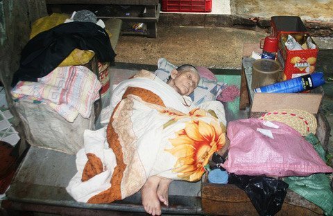 Chuyện cảm động về cụ bà 'nằm sạp' chợ Nhật Tảo