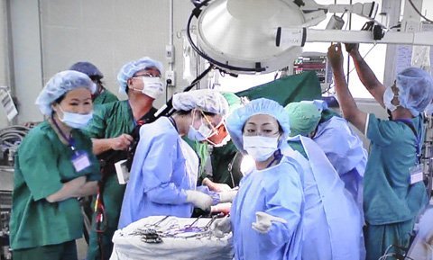 Chuyện người con hiến gan cứu mẹ