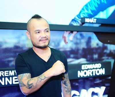 Trần Lập và Bảo Anh nắm tay nhau đi giữa thị phi