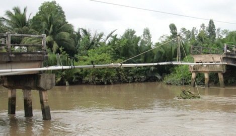 Lái sà lan ẩu, đền cả cây cầu