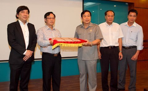 Tặng phim Bác Hồ với Tây Nguyên cho Bảo tàng Hồ Chí Minh