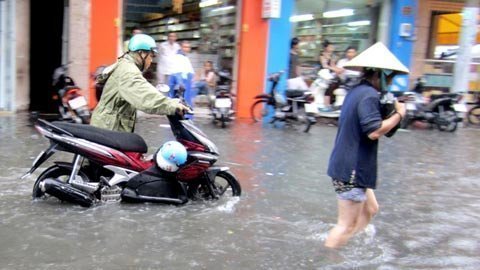 TP.HCM: Chiều tối, triều cường lên đỉnh 1,6m