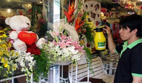 Gần đến 20/10, giá hoa đắt lên từng ngày