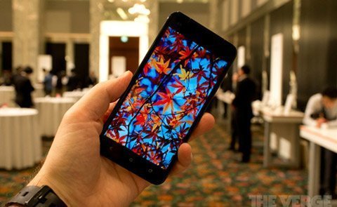 Smartphone “quái vật” của HTC nét hơn iPhone 5
