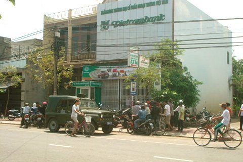 Tiền tỷ văng tung tóe, dân nhao nhao nhặt