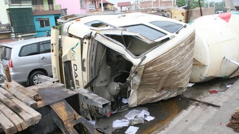 Nửa đêm, xe bồn gây tai nạn làm 2 người chết