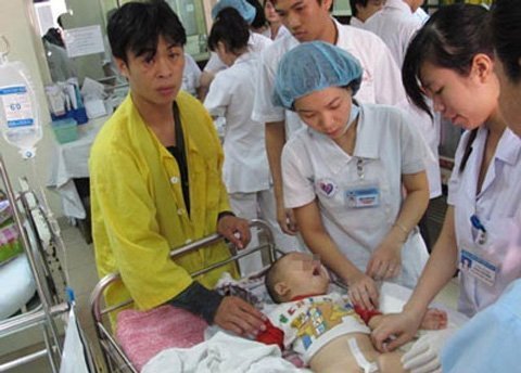 Tai nạn, cha mẹ tử vong, bé trai nguy kịch