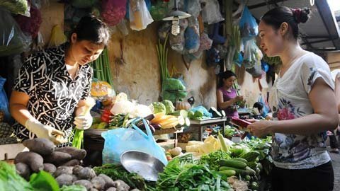 Ra chợ một lần rồi hãy quyết chuyện lương