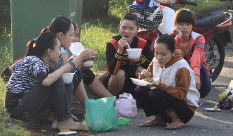 Không tăng lương: Bóp bụng đi làm