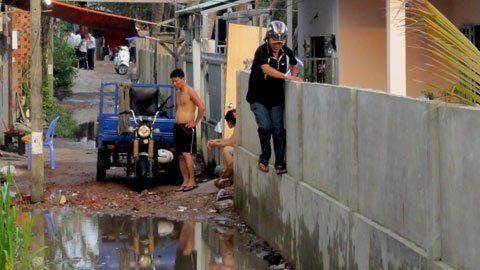 Sống ở nơi đi trên tường, đồng hồ gác yên xe