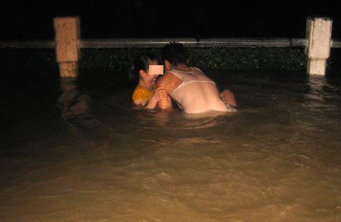 Thời sự trong ngày: Yêu nhau giữa triều cường