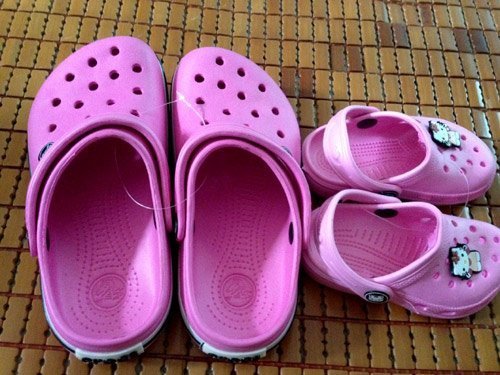 Nhiều chợ Hà Nội bán dép TQ nghi có độc