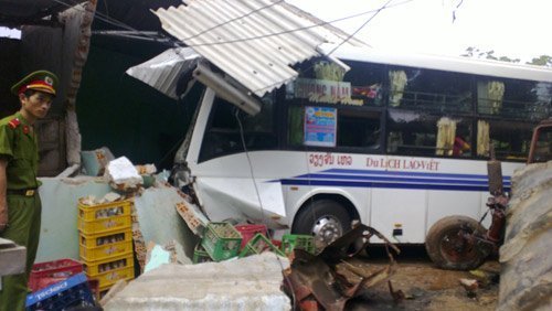 Xe khách lao vào nhà dân, 4 người bị thương