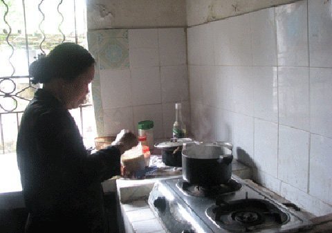 Cảm động cảnh vợ gần 9000 ngày nhai cơm nuôi chồng