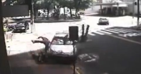 Hai tên cướp bị ô tô đâm tung người