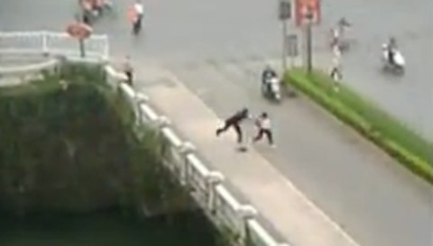 Kẻ điên rượt đánh người vô cớ trên phố