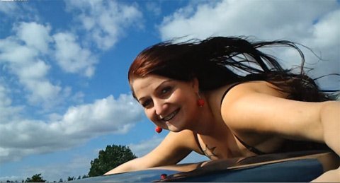 10 clip 'nóng': Kiều nữ ôm nóc ô tô chạy 100km/h