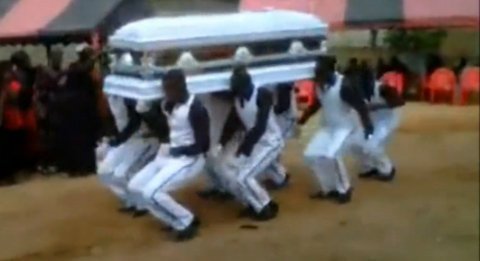 Vừa khiêng quan tài vừa khiêu vũ kỳ quái