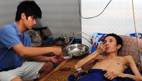 Cảm động những người ăn cơm nhà, nuôi người dưng