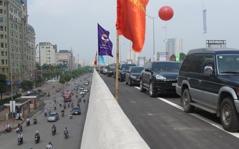 Thông xe đường trên cao hiện đại ở Hà Nội