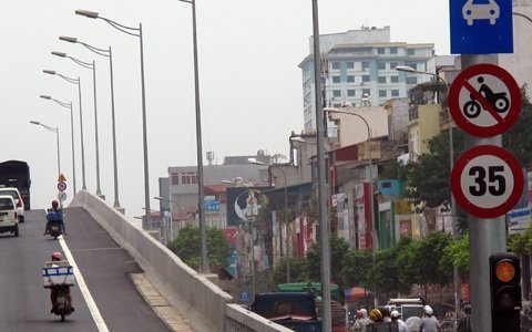 Vi phạm tràn lan tại đường trên cao Hà Nội
