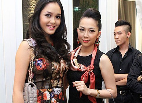 Á hậu Hoàng Anh lạc lõng giữa đám đông