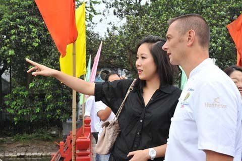 Ngô Phương Lan 'khoác tay' siêu đầu bếp Pháp dạo phố Hà Nội