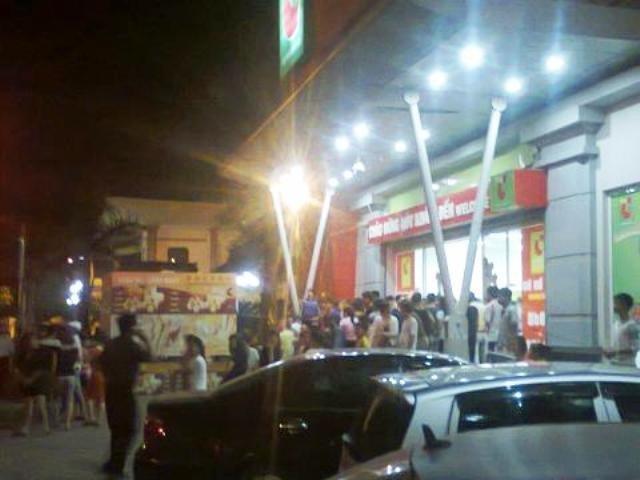 Cháu bé bị kẹt chân trong thang cuốn siêu thị Big C