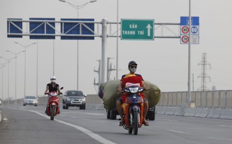 Sẽ phạt nặng xe máy đi đường trên cao HN