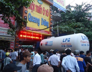 Xe bồn mất phanh, đâm vào cửa hàng