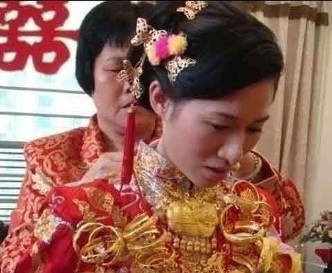Cô dâu chơi trội... đeo 5 cân vàng