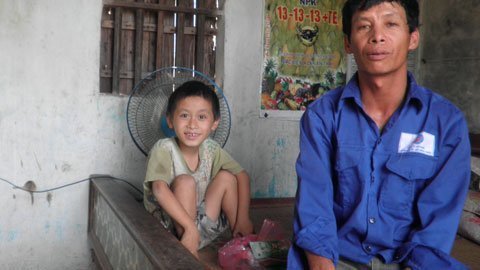 Chuyện khổ của bé 9 tuổi đi như người nguyên thủy