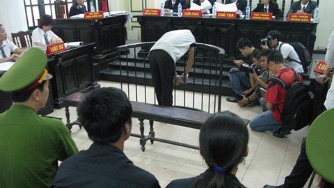 Kẻ cuồng dâm hoảng loạn tại tòa