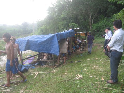Lo sợ động đất, người dân lên núi dựng lều
