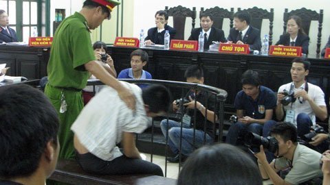 Clip: Kẻ cuồng dâm vật vã ở phiên tòa