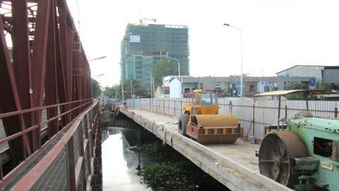 Khai tử một cây cầu “bà lão”