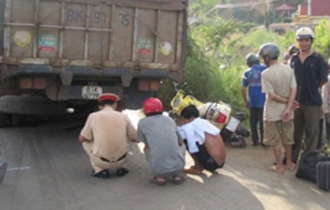 Xe tải cán chết bé 7 tháng tuổi