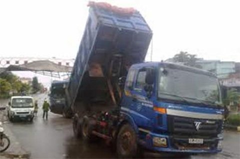 Cháu bé 5 tuổi 'lái' xe ben làm chết người