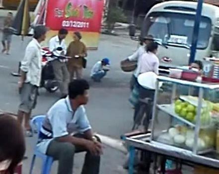 Bị ép vay nặng lãi, gái mại dâm, hàng rong è cổ trả nợ