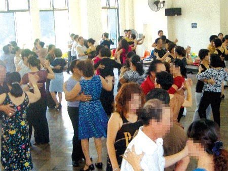 Cuộc săn tình trên sàn nhảy của quý bà
