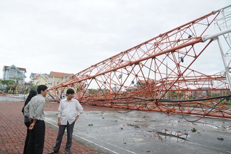 Thời sự trong ngày: Tháp truyền hình đổ sập