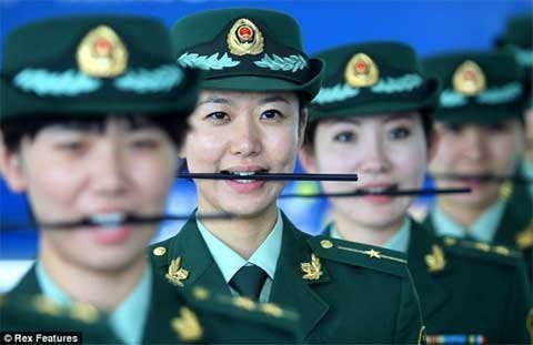 Khi công an phải học cười