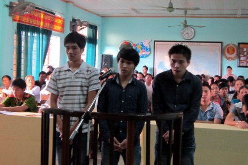 Dùng kim tiêm cướp tài sản các đôi tình nhân