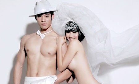 Rộ mốt chụp ảnh cưới độc và quái của giới trẻ