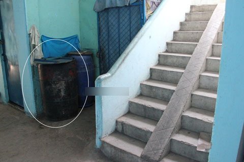 Tự sinh trong phòng trọ, nữ công nhân bỏ con thùng rác