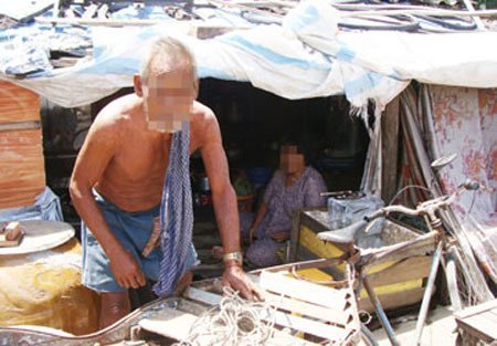 Vợ chồng già sống ở lề đường