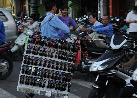 Tràn lan kính đểu: Đeo bệnh cho mắt