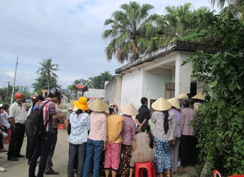 Rủ con đi chơi game rồi lẻn về giết mẹ